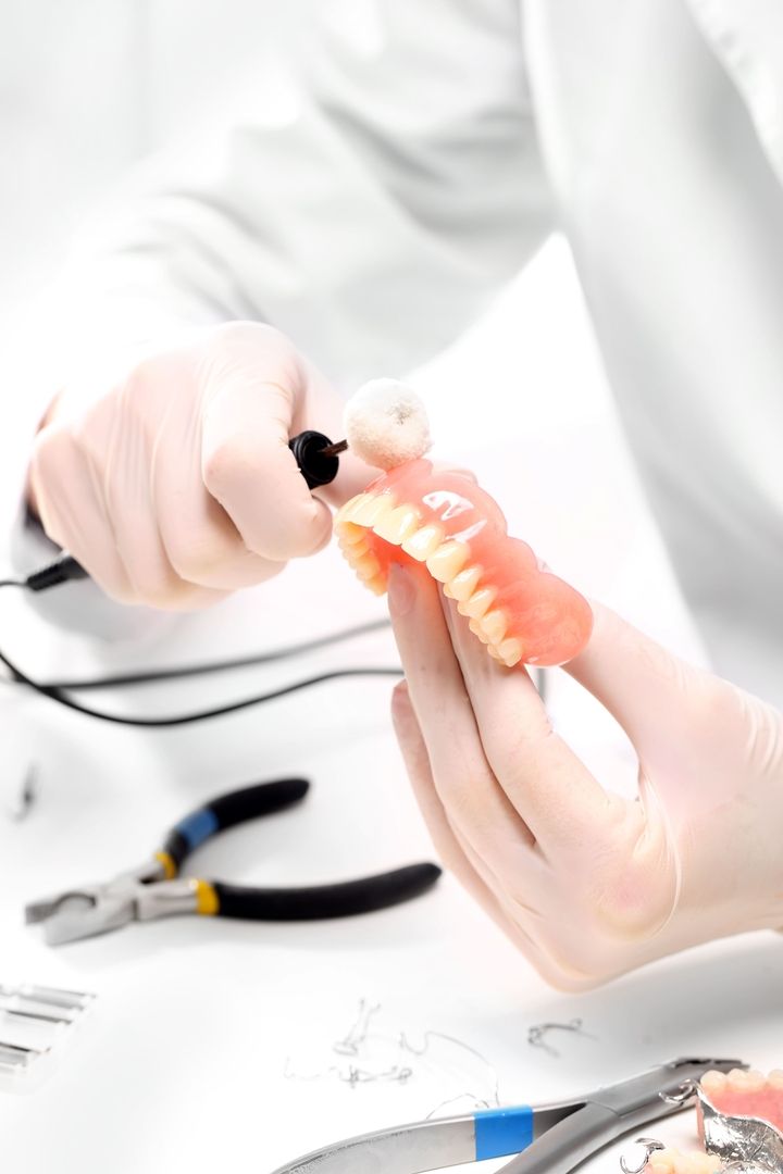 Arzt welcher eine Prothese wieder poliert